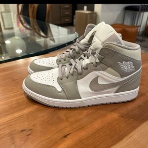 Air Jordan 1 “Light Bone”